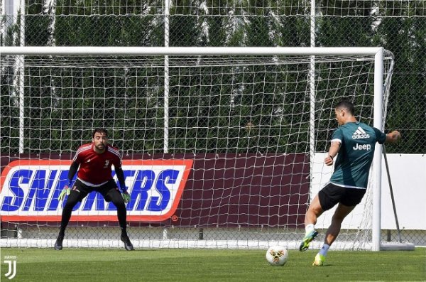 رونالدو يسدد على بينسوليو في تدريبات يوفنتوس في مايو 2020 - Ronaldo & Pinsoglio in juventus training