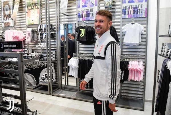 رامزي بمتجر اليوفي - Ramsey in Juve Store