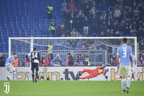 تشيزني يتصدى لركلة جزاء من ايموبيلي - Szczesny saves Penalty