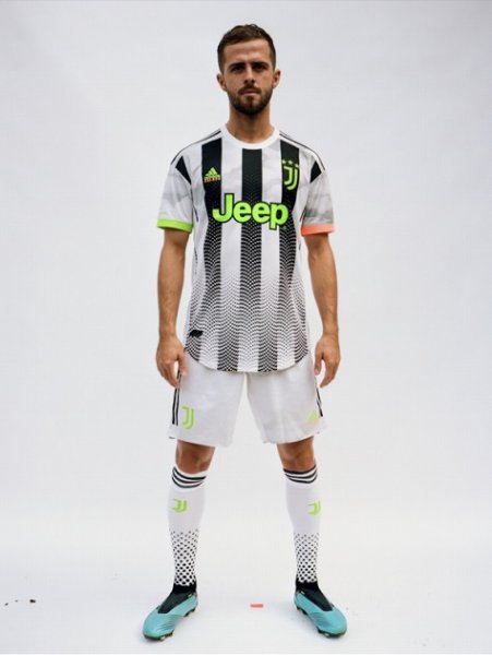 بيانيتش بقميص اليوفي الرابع - Pjanic wears Juventus 4th Kit 