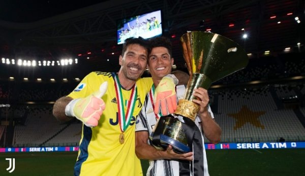 بوفون و كريستيانو رونالدو خلال احتفالات يوفنتوس بلقب الدوري الايطالي - Buffon & Cristiano Ronaldo during Juventus celebration for Scudetto 2020