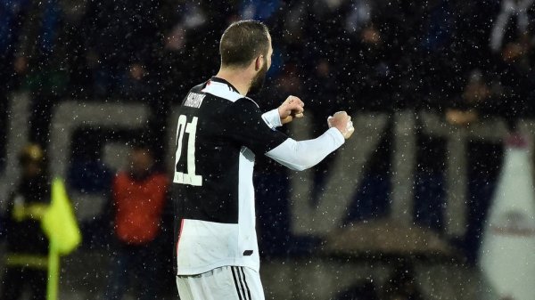 هيغواين يحتفل بهدفه ضد اتلانتا - Higuain celebrates after scored goal