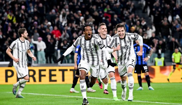 كوادرادو يحتفل بهدفه خلال مباراة يوفنتوس ضد انتر في الكأس 2023 - Cuadrado celebrates after scoring a goal during Juventus match Vs Inter Milan
