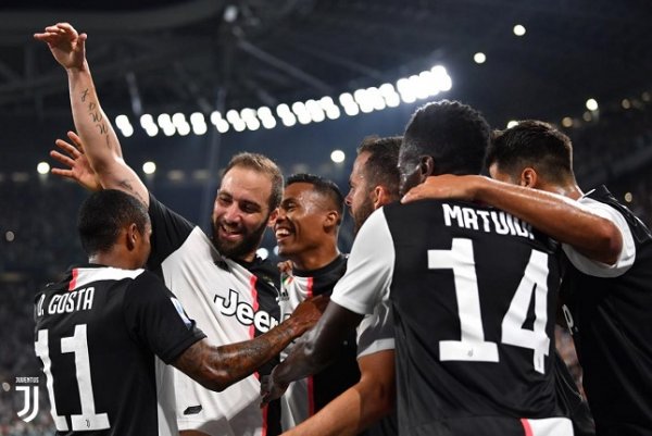 هيغوين يحتفل بهدفه ضد نابولي - Higuain celebrates after scored goal