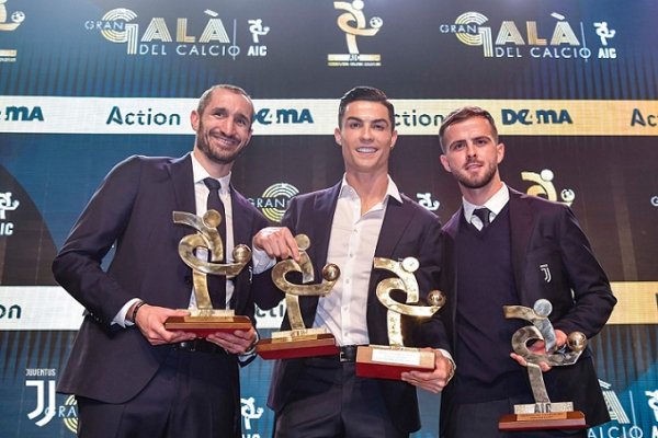 بيانيتش كيليني رونالدو مع جوائزهم - Pjanic & Ronaldo & Chiellini with Awards