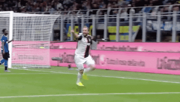 صورة متحركة : هيغوين يحتفل بهدفه مع يوفنتوس ضد انتر - Gif : Higuain celebrates after Juventus goal vs Inter