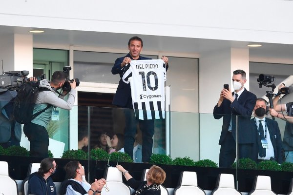 ديل بييرو يحيي جماهير يوفنتوس بالرقم 10 في الأليانز ستاديوم - Del Piero salutes Juventus Fans with Jersey N10 in Allianz Stadium