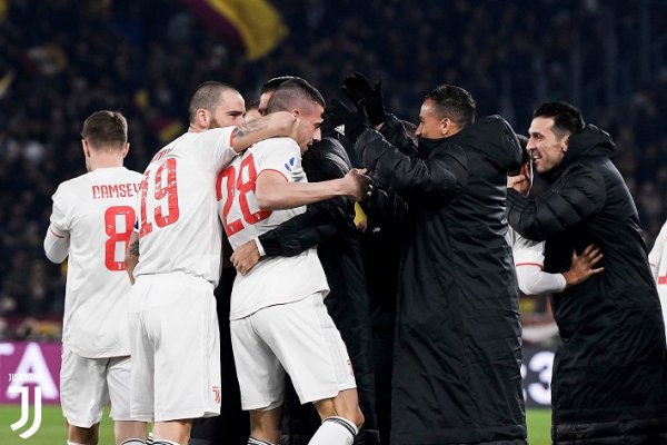 ميريح ديميرال يحتفل مع زملائه باليوفي بهدفه - Demiral celebrates after goal vs Roma