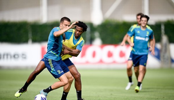 كوادرادو و دانييل ليو في تدريبات يوفنتوس الأربعاء - Cuarado & Leo during Juventus training