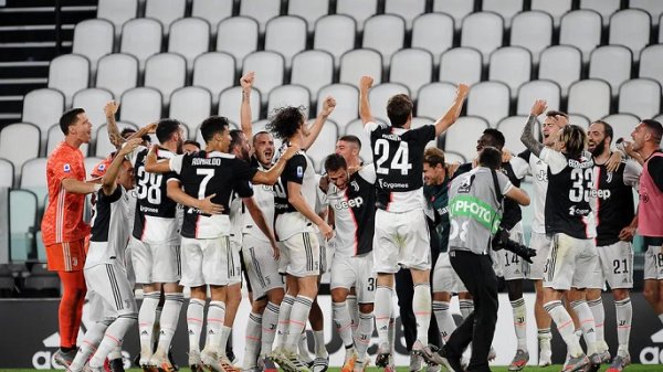 فرحة اليوفنتوس بعد ضمان نيل الدوري الايطالي 2020 - Juventus celebration after secured Scudetto 38