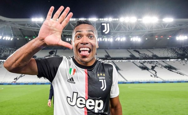 اليكس ساندرو في فرحة اليوفي بعد ضمان الدوري الايطالي 2020 - Alex Sandro during Juventus celebration after secured Scudetto 38