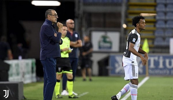 ساري و امامه كوادرادو في مباراة كالياري يوفنتوس - Mr Sarri & Cuadrado during Cagliari Juve match