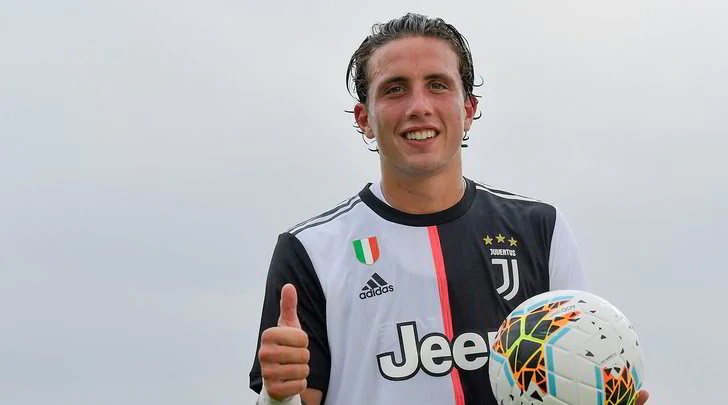 بيليغريني بقميص اليوفي - Luca Pellegrini in Juve Shirt