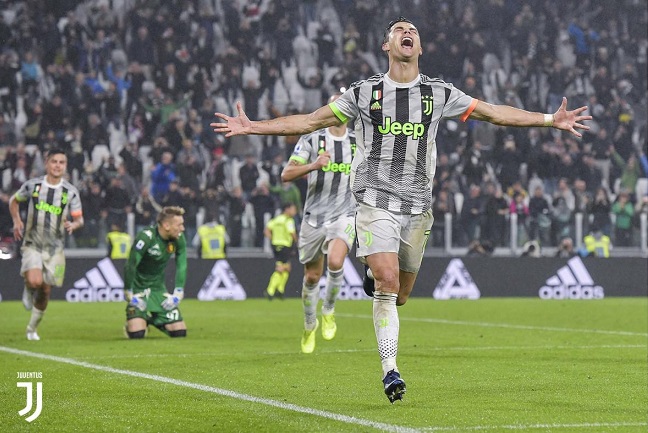 كريستيانو رونالدو يحتفل بهدفه - Cristiano Ronaldo celebrates after scored goal 