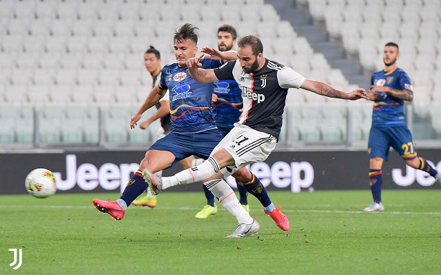 هيغوين يسجل هدف في مباراة يوفنتوس و ليتشي - Higuain scores a goal during Juventus Lecce match