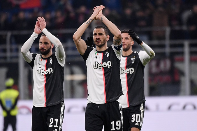 بونوتشي هيغوين بينتانكور بعد مباراة ميلان يوفنتوس - Higuain & Bentancur & Bonucci greet Juve fans