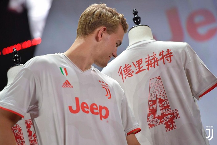 دي ليخت مع القميص الاحتياطي - De Ligt with Away Kit