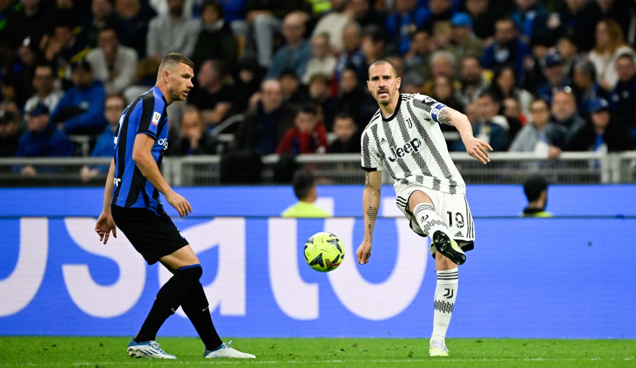 ليوناردو بونوتشي خلال مباراة يوفنتوس ضد انتر ميلان بالكأس 2023 - Bonucci ( Vs Dzeko ) during Juventus match Vs Inter Milan