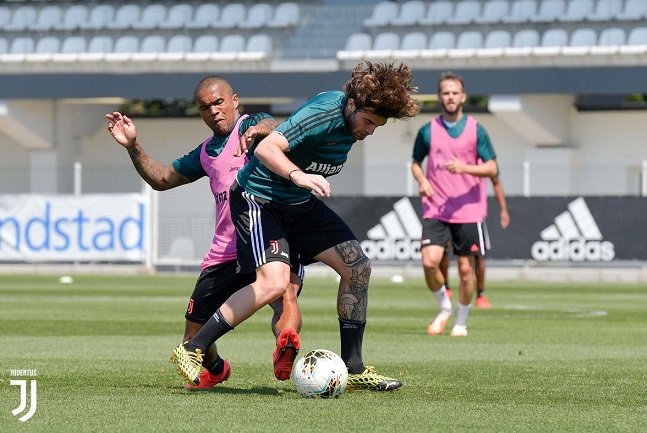 دوغلاس كوستا و بورتانوفا في تدريب اليوفي في مايو 2020 - Douglas Costa & Manolo Portanova during Juventus training in may 2020