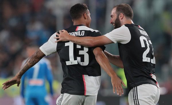 دانيلو يحتفل بهدفه مع هيجوين - Danilo celebrates with Higuain