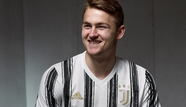 دي ليخت مع عرض قميص اليوفي الأساسي 2020-2021 - de Ligt with Juventus home kit