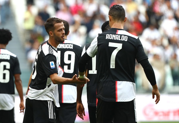 بيانيتش يحتفل مع رونالدو - Pjanic celebrates after scored goal with Ronaldo