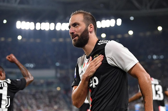 هيغوين يحتفل بهدفه ضد نابولي - Higuain celebrates after scored goal