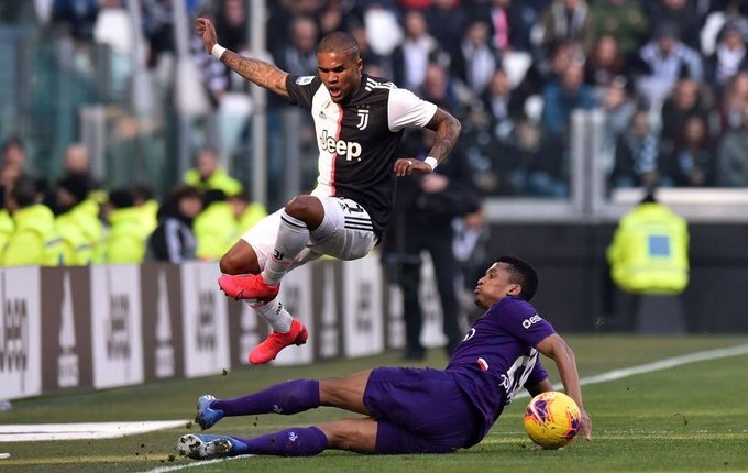 دوغلاس كوستا يتجاوز دالبرت في لقاء يوفنتوس فيورنتينا - Douglas Costa vs Dalbert in Juventus Fiorentina