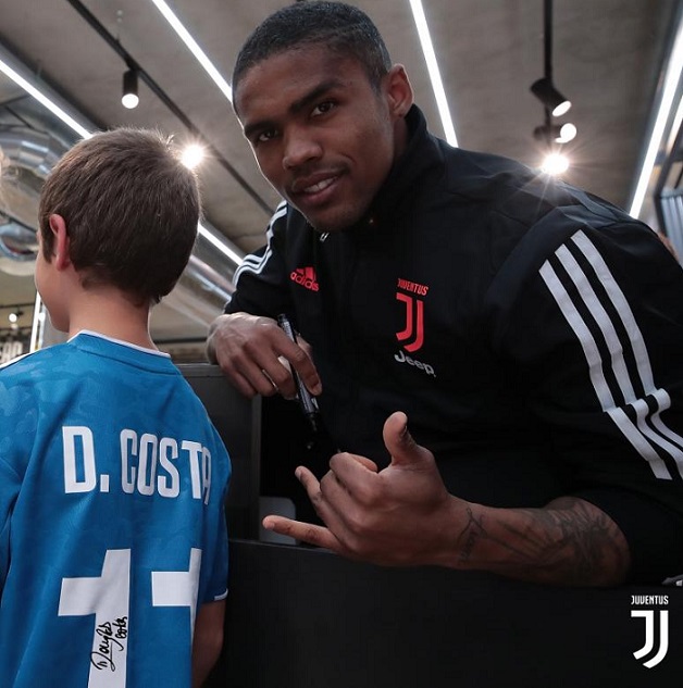 دوغلاس كوستا يوقع لمشجعي اليوفي - Douglas Costa with Juve Fans