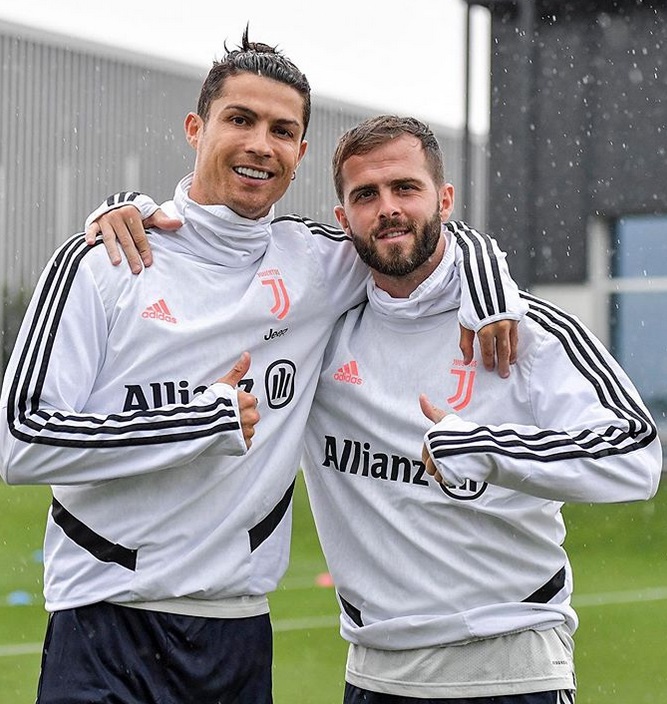 بيانيتش و كريستيانو رونالدو في تدريب اليوفي يونيو 2020 بطقم جديد - Pjanic & Cristiano Ronaldo during Juve training in rainy weather