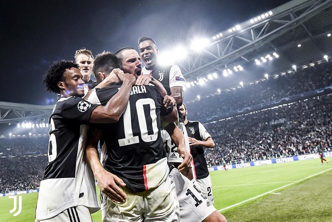 ديبالا يحتفل مع Alex Sandro & Bonucci & Cuadrado