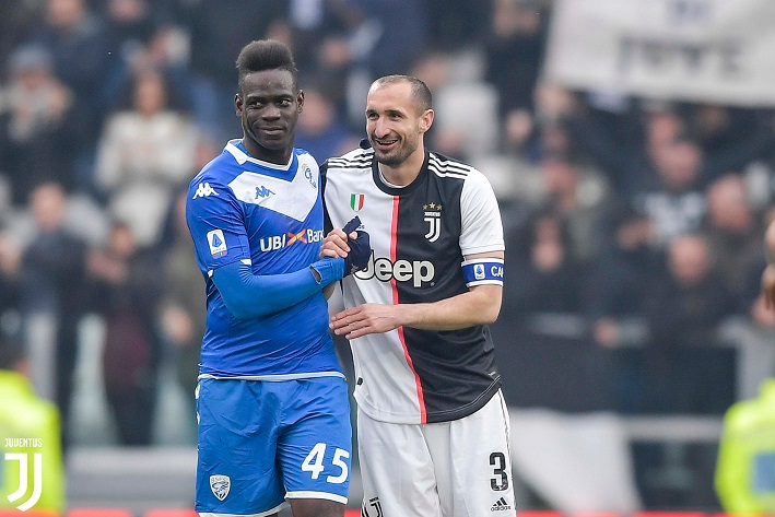 ابتسامة كيليني مع بالوتيلي بعد دخوله بالملعب في لقاء اليوفي بريشيا - Chiellini smiles with Balotelli after back from Acl