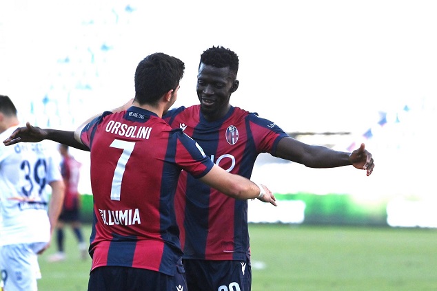 اورسوليني يحتفل مع موسى بارو في لقاء بولونيا و ليتشي - Orsolini celebrates with Barrow during Bologna Lecce match