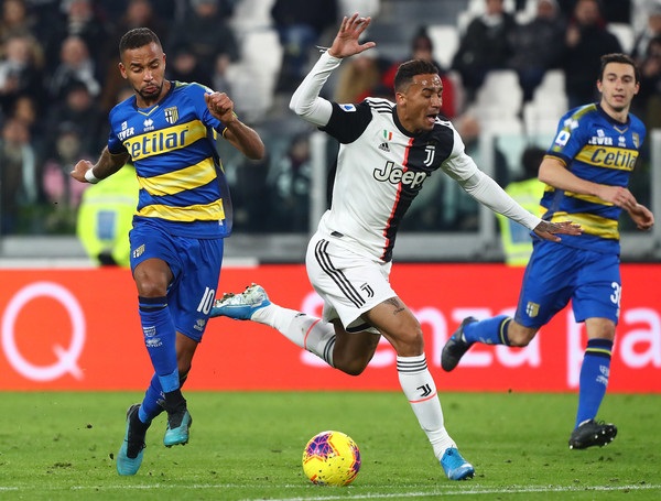 دانيلو امام هيرناني في مباراة يوفنتوس و بارما - Danilo Vs Hernani in Juve Parma match