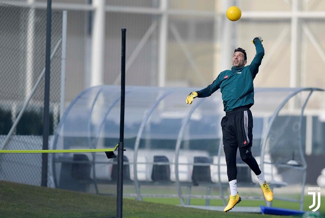 بوفون خلال تدريب اليوفنتوس - Buffon in Juventus training