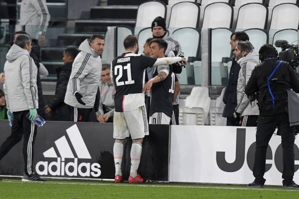 ديبالا يحتفل بهدفه مع هيغوين في مباراة يوفنتوس و انتر ميلان - Dybala celebrates with Higuain after a goal in Juventus Inter match