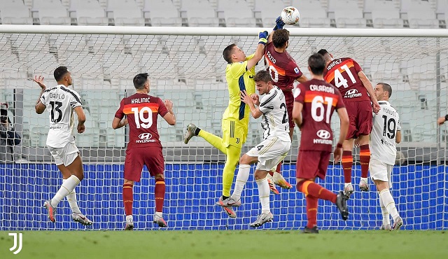 تشيزني خلال مباراة يوفنتوس روما - Szczesny during Juventus Roma match