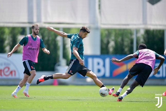 خضيرة يسدد في تدريبات اليوفي في مايو 2020 - Khedira in juventus training