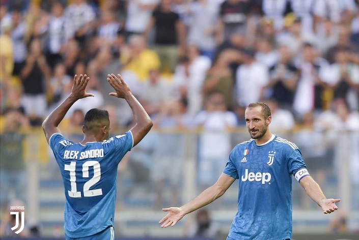 كيليني يحتفل بهدفه مع اليكس ساندرو - Chiellini celebrated after Goal