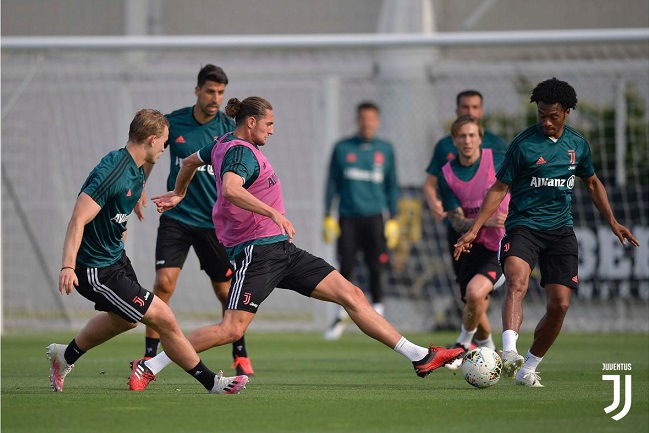 كوادرادو و رابيو في تدريب اليوفي في يونيو 2020 - Rabiot & Cuadrado during Juventus training after coronavirus break