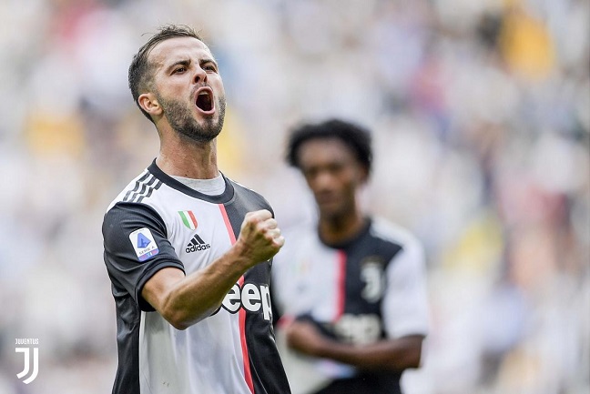 بيانيتش يحتفل بهدفه - Pjanic celebrates after scored goal