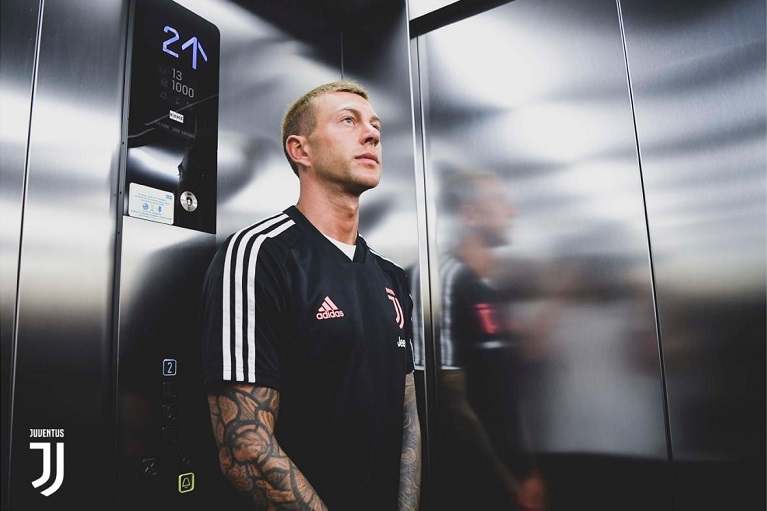 بيرنارديسكي بالمصعد لفندق يوفنتوس - Bernardeschi in J|Hotel elevator