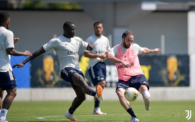 هيغواين في تدريب يوفنتوس تحضيراً لـ ليتشي - Higuain in Juve training before Lecce