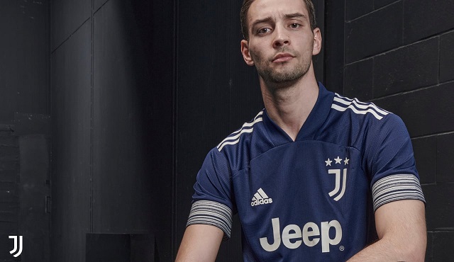 دي تشيليو مع عرض قميص اليوفي الأساسي 2020-2021 - De Sciglio with Juventus home kit