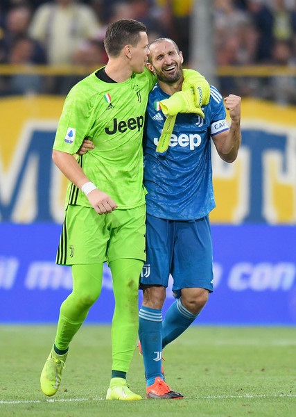 كيليني يحتفل مع تشيزني - Chiellini celebrates with Szczesny