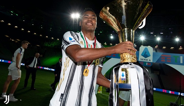 أليكس ساندرو خلال احتفالات يوفنتوس بلقب الدوري الايطالي - Alex Sandro during Juventus celebration for Scudetto 2020