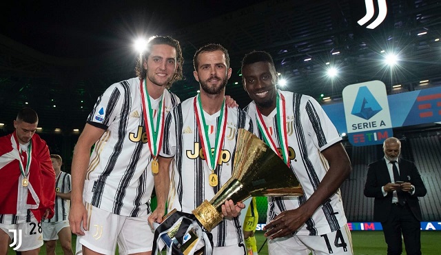 ماتويدي و بيانيتش و رابيو خلال احتفالات يوفنتوس بلقب الدوري الايطالي - Rabiot & Pjanic & Matuidi during Juventus celebration for Scudetto 2020