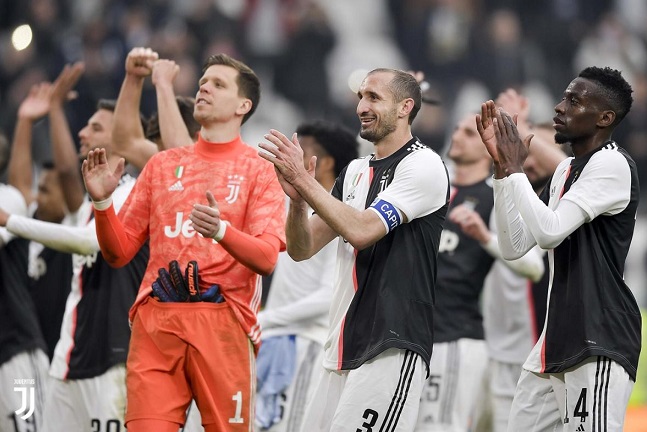 لاعبي اليوفي يحتفلون بالفوز ضد بريشيا - Juve players celebrates after beating Brescia