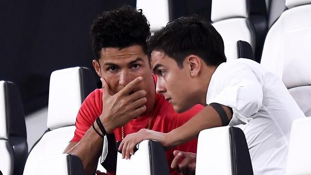 ديبالا و كريستيانو رونالدو بالمدرجات خلال مباراة يوفنتوس روما - Dybala & Cristiano Ronaldo during Juventus Roma match