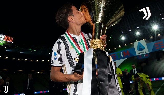 ديبالا خلال احتفالات يوفنتوس بلقب الدوري الايطالي - Dybala during Juventus celebration for Scudetto 2020